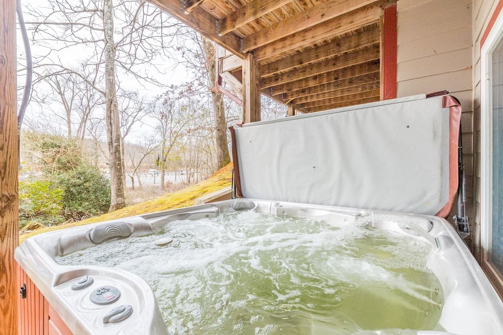 Cabin hot tub with mountain view